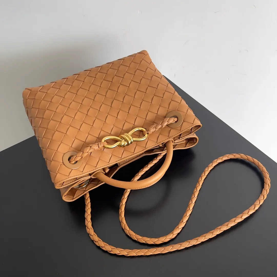 The 2023 new Andiamo batch of 1860 BV has been shipped‼ ️Really popular🔥The new Andiamo woven handbag launched by Bottega Veneta this season is really popular all over the world! ! Celebrities at home and abroad have worn it, and Oscar-winning actress Michelle Yeoh has taken it out on the street. Song Jia, Trai Yara, Yu Feihong, Sanji Ayaka, Rosie Hunting-Whiteley, Yoshioka Riho, etc. have all picked up this bag. It is classic and versatile, showing off its temperament, and the bag capacity is also large, which is very convenient for daily commuting! ! A variety of carrying methods, the shoulder straps can be adjusted by yourself, the original lambskin feels soft and delicate, and the neutral style is made to break gender boundaries and bring a more practical and longer-lasting use experience. Andiamo, which has both elegant and casual styles, perfectly interprets the true appearance of "fashionable old money style". Style number: 743568 Size: 25*22*10.5cm
